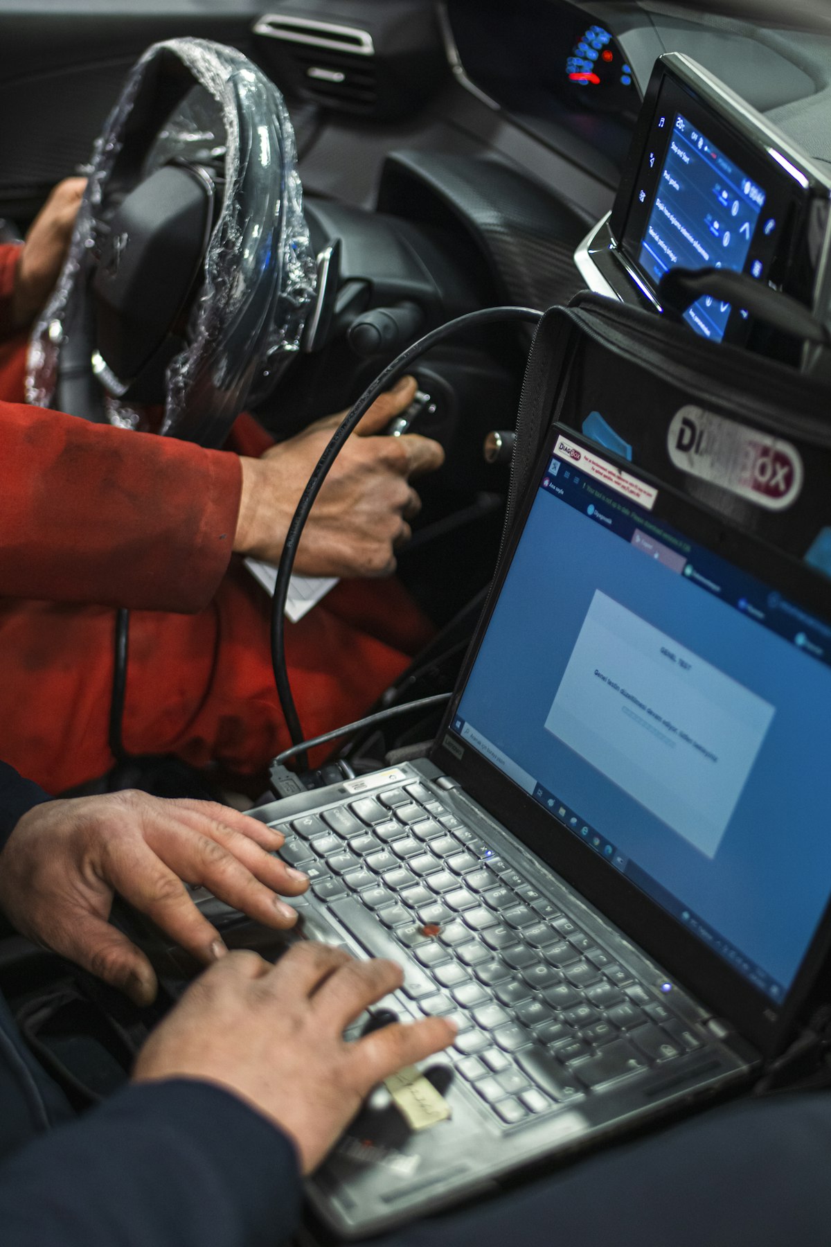 Fahrzeug-Diagnose und Sicherheitscheck mit Laptop – GLASPOINT Linden